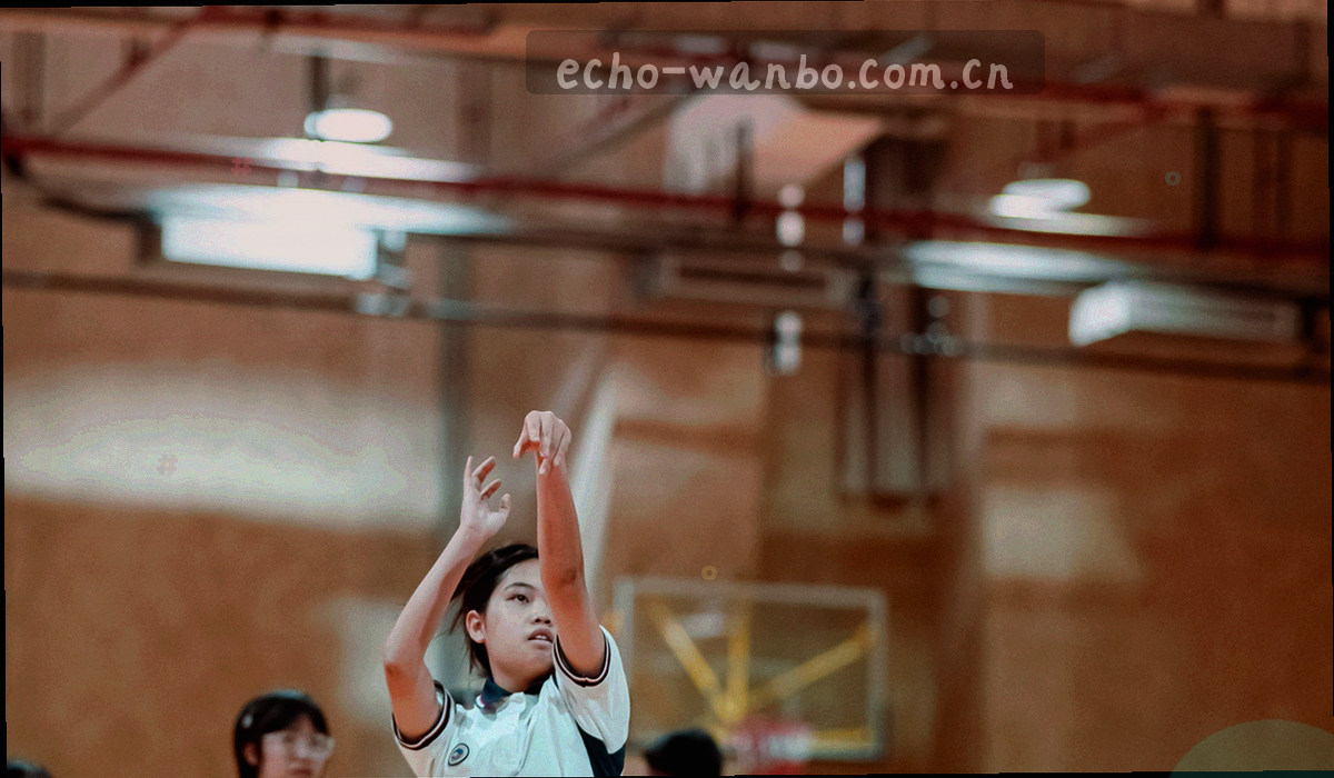 深色界面上的站内检索框，下方横向排开一串联赛标签，输入框内有荧光青光标