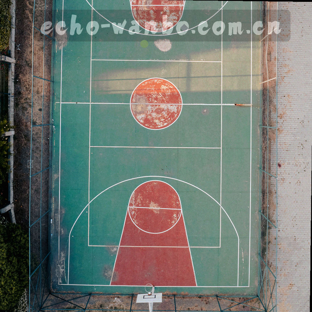 遥控器与屏幕边缘的特写，屏幕上显示多路画面缩略图